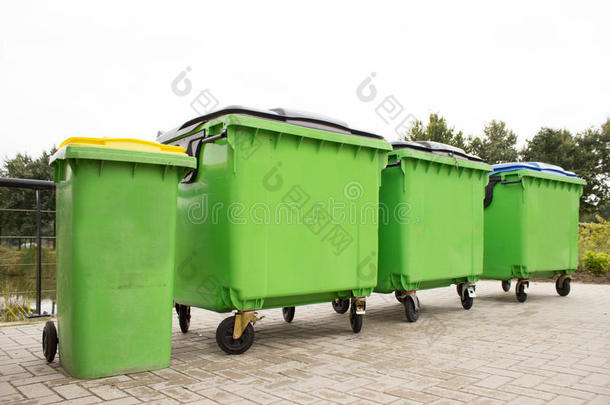 一排绿色垃圾箱