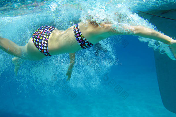 游泳女孩的<strong>水下景观</strong>