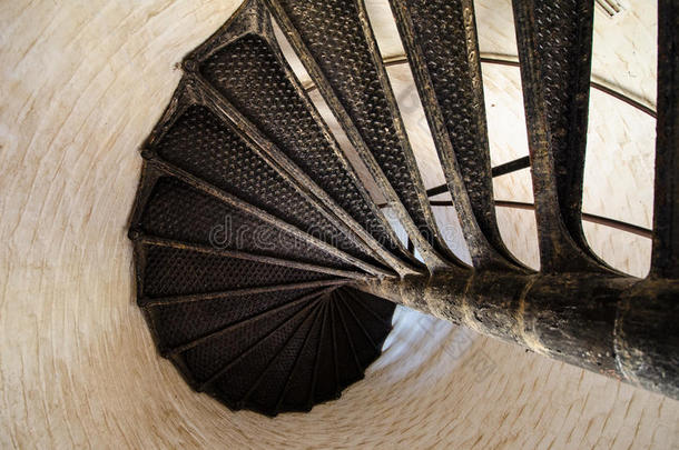 弗吉尼亚州亨利角灯塔内的螺旋楼梯