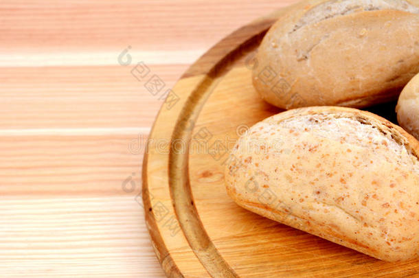 木板上新鲜面包卷的特写镜头
