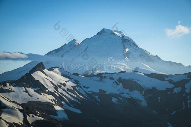 白雪皑皑的贝克山，帕塔米根山脊，<strong>华盛顿</strong>州瀑布