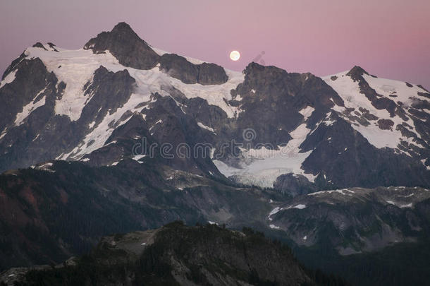 舒克山和冉冉升起的月亮，华盛顿州喀斯喀特山脉