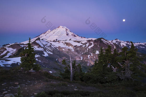 贝克山，满月，日出，华盛顿州