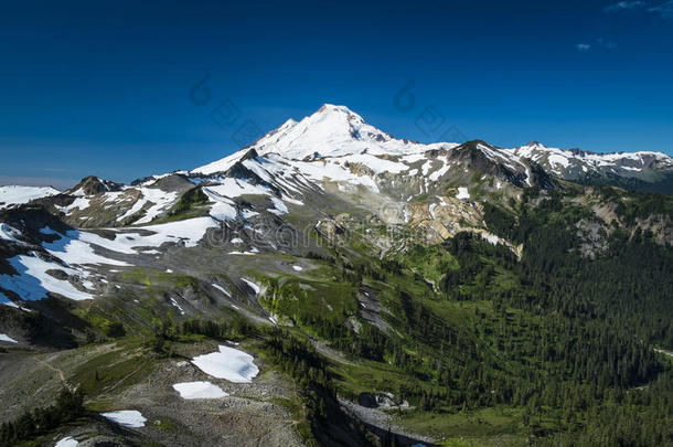 白雪皑皑的贝克山，帕塔米根山脊，华盛顿州瀑布