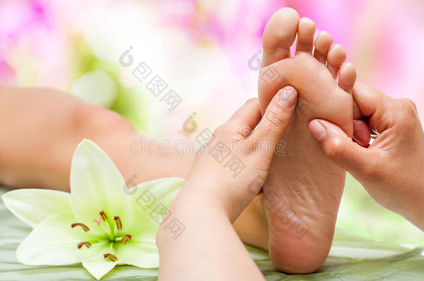 治疗师用手按摩脚。