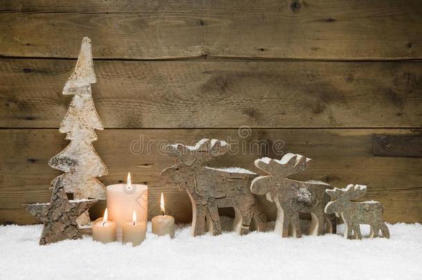 木制圣诞树，有麋鹿或驯鹿，木头上有四根蜡烛