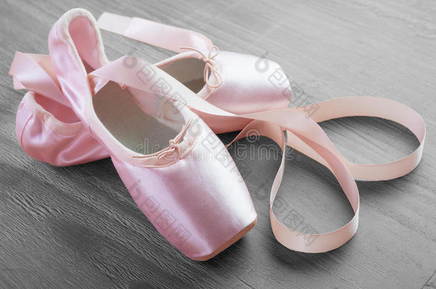 新款粉色芭蕾尖头鞋