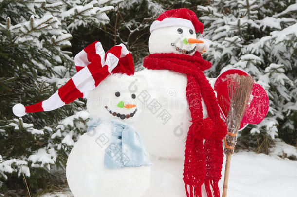 冬季-雪景中带帽子的雪人