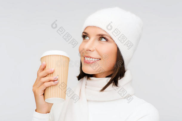 戴帽子的女人，端着外卖茶或咖啡杯