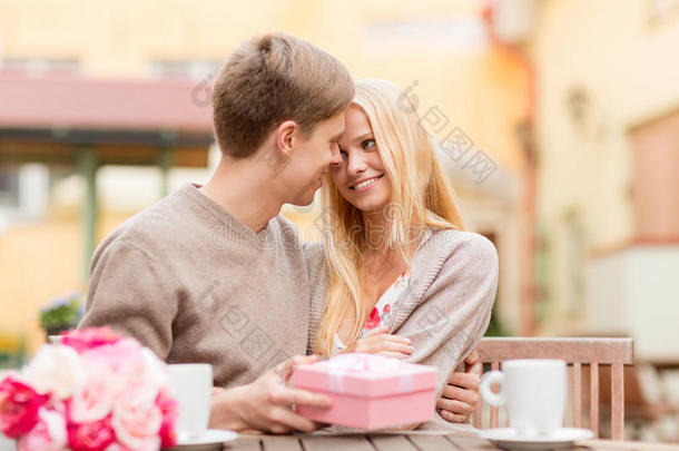 浪漫幸福情侣在咖啡厅送礼物