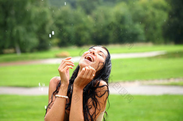 雨中漫步的快乐少女
