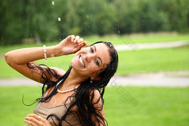 雨中漫步的快乐少女