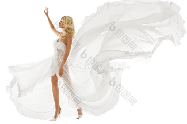 一位穿着白色长裙，织物飘逸的美女