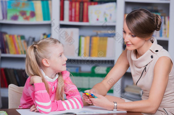 儿童心理学家和一个小女孩