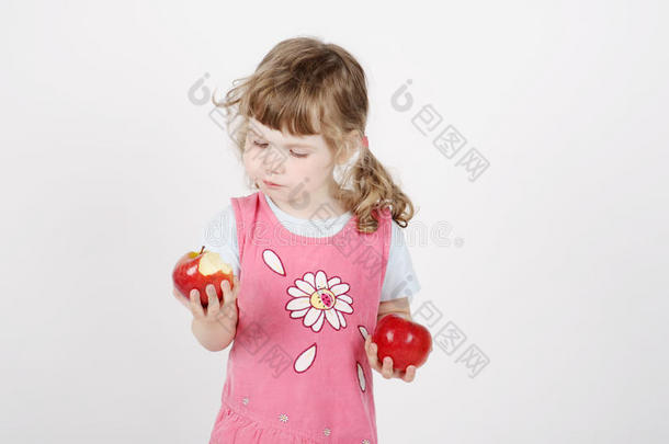 粉红<strong>小美女</strong>吃苹果