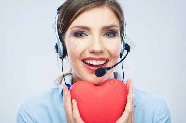 女呼叫中心接线员手持情人节的爱情象征。r