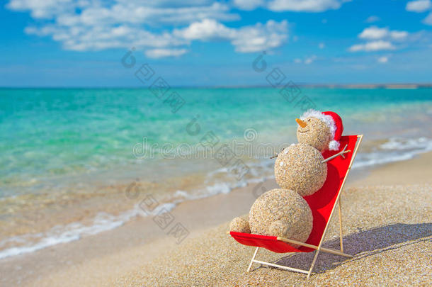 桑迪雪人在沙滩休息室享受日光浴。