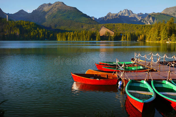 湖面红船山景