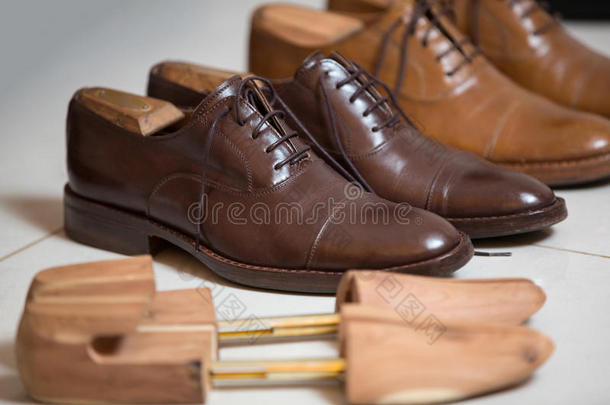棕色男鞋和鞋带