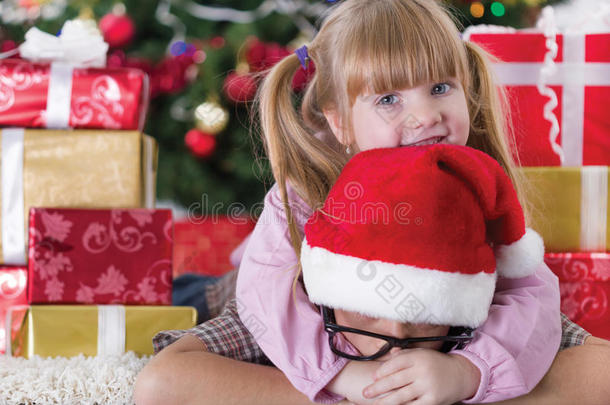 圣诞之夜姐姐拥抱男孩