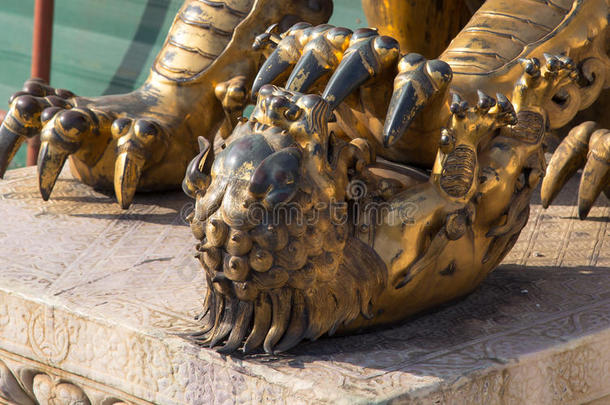 紫禁城中国龙铜像。中国北京