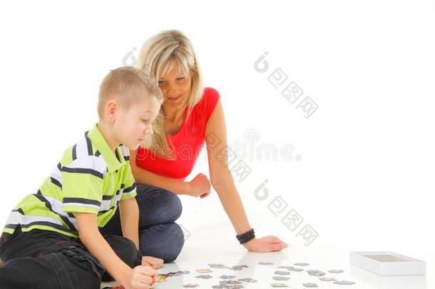 妈妈和儿子一起玩拼图游戏