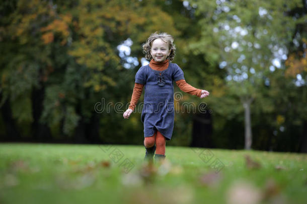 在公园里奔跑的小女孩