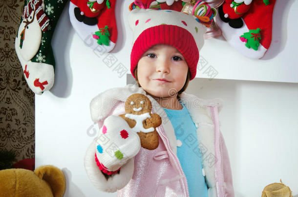 小女孩拿着姜人圣诞饼干
