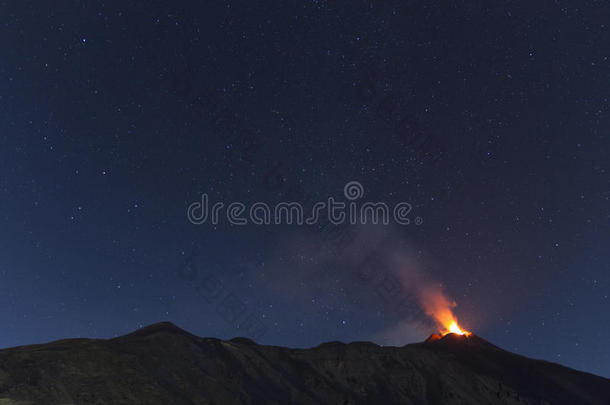 星空下的火山爆发