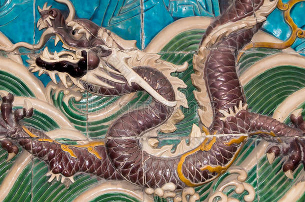 龙雕塑。中国北京北海公园的九龙墙