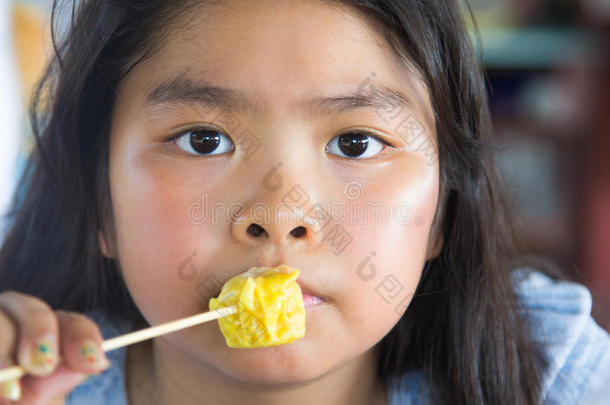 亚洲女孩吃饺子
