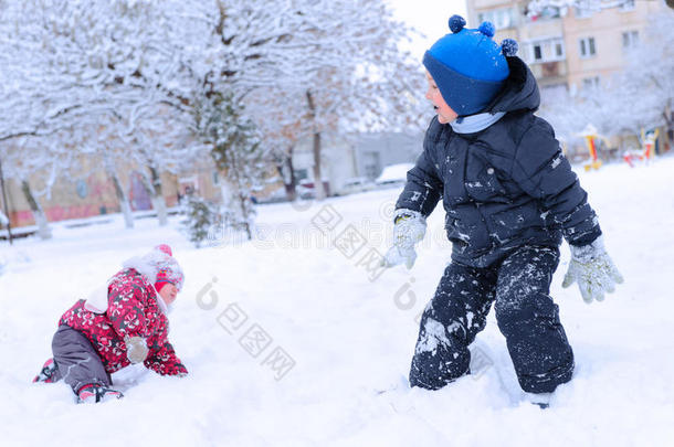 两个快乐的孩子玩雪球