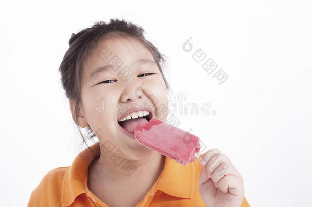 亚洲小女孩吃冰激凌很开心