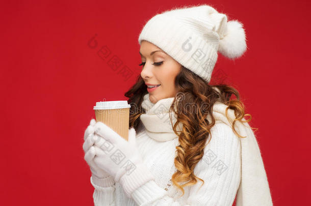 戴帽子的女人，端着外卖茶或咖啡杯