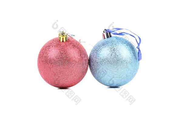 <strong>粉色</strong>和<strong>蓝</strong>色的彩色圣诞球。