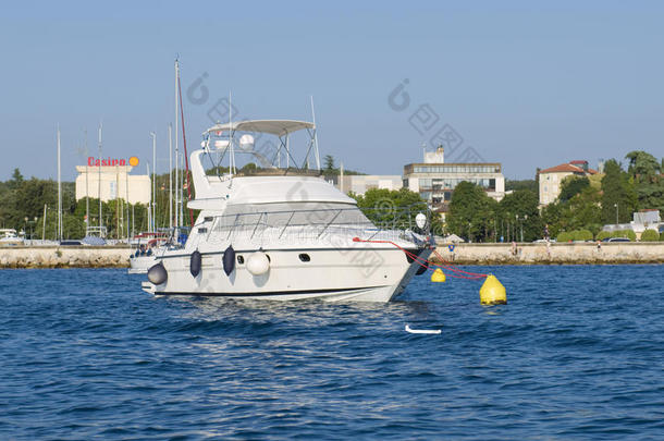 地中海码头豪华现代私人游艇