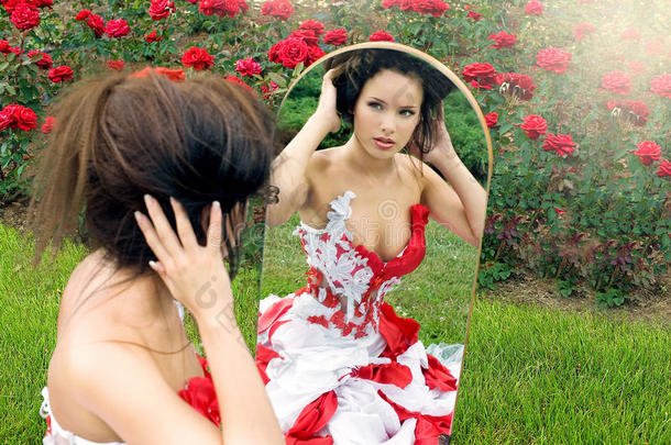 一个穿着<strong>红裙子</strong>的漂亮女孩照镜子