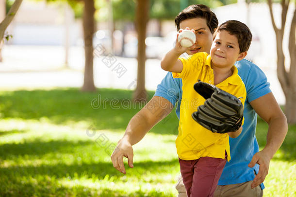 父子俩打棒球