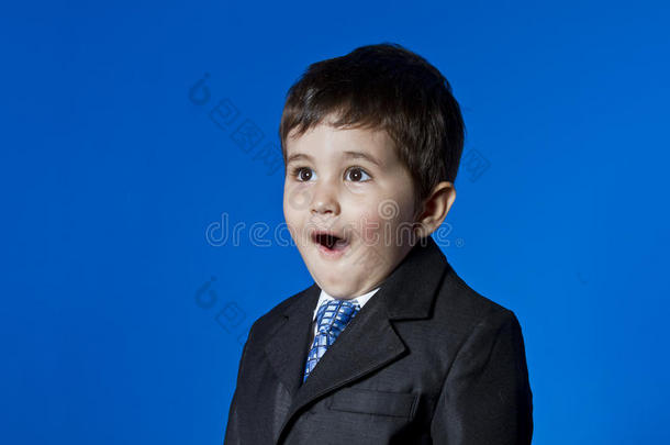 商人惊讶，可爱的小男孩画像蓝色背景