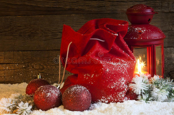 雪地上的圣诞彩灯礼物和装饰品