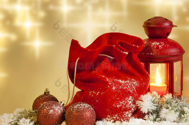 雪地上的圣诞<strong>彩灯</strong>礼物和装饰品