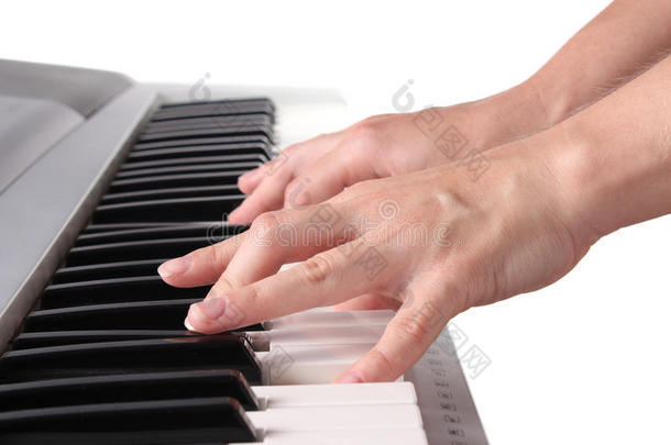 钢琴家弹钢琴的手