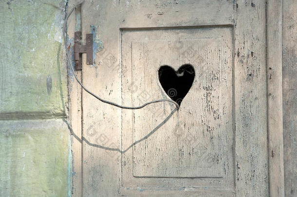 刻有浪漫之心的旧木门