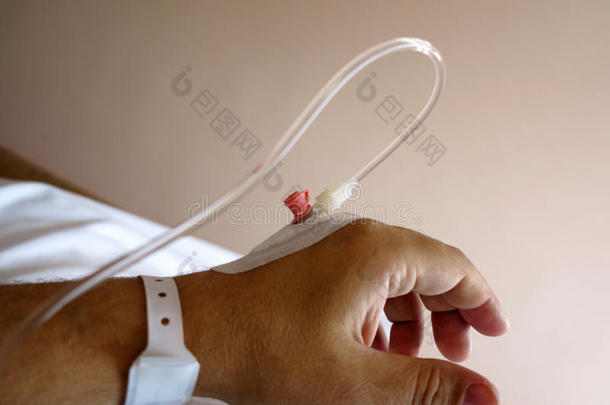 病人在医院用<strong>静脉注射</strong>的手