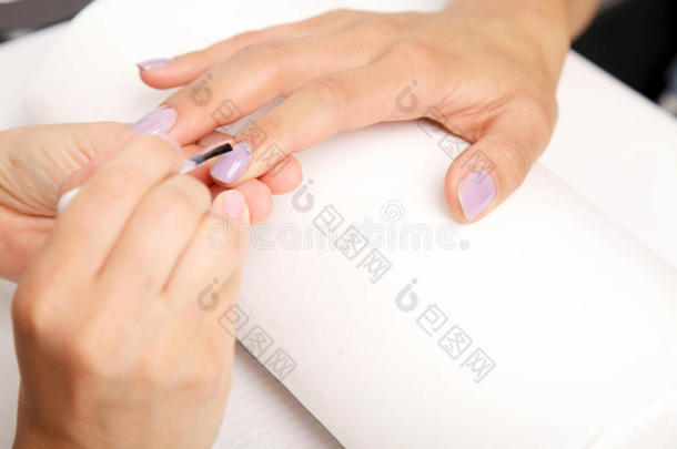 美甲-美丽的修甲女人的指甲紫罗兰色指甲