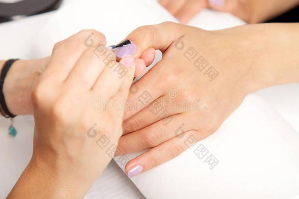 美甲-美丽的修甲女人的指甲紫罗兰色指甲