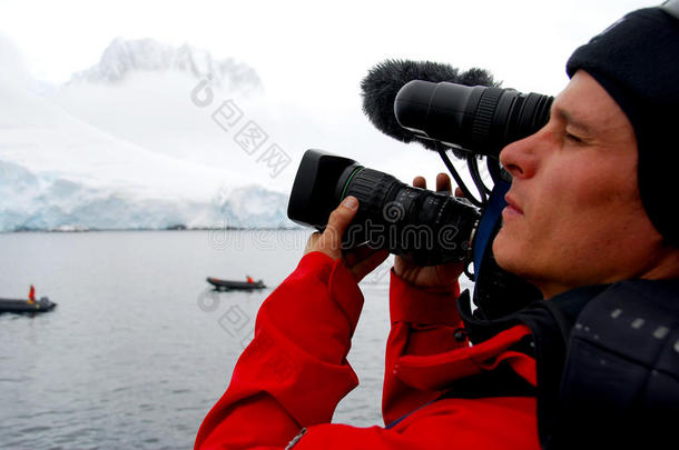 摄影师拍摄冰山
