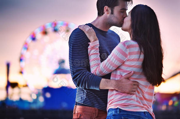 年轻夫妇在<strong>圣莫尼卡</strong>码头附近接吻