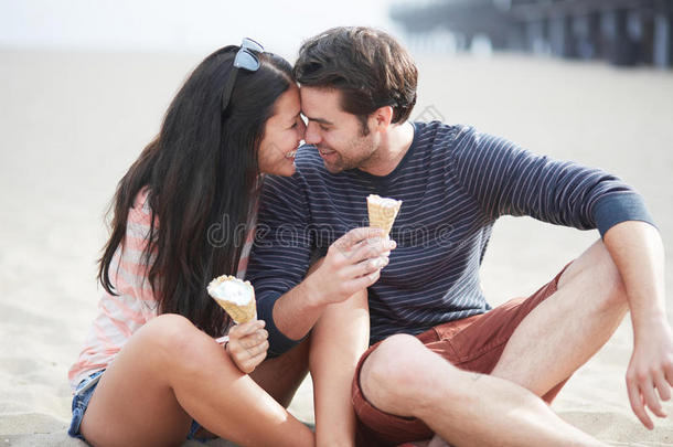 在圣莫尼卡码头附近吃冰淇淋的幸福夫妻