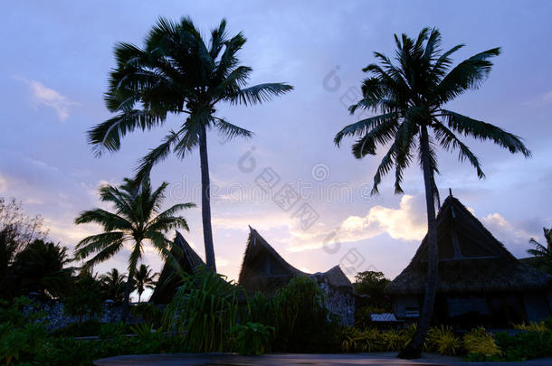 波利尼西亚热带岛屿上的海滩平房